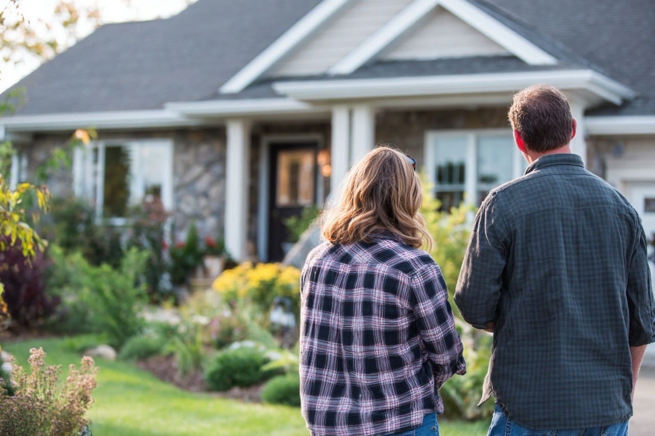 potential buyers viewing new hampshire property during home showing